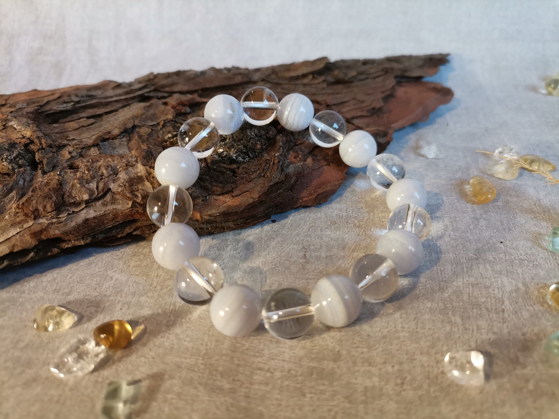 Křišťál chalcedon Ø 10mm Náramek