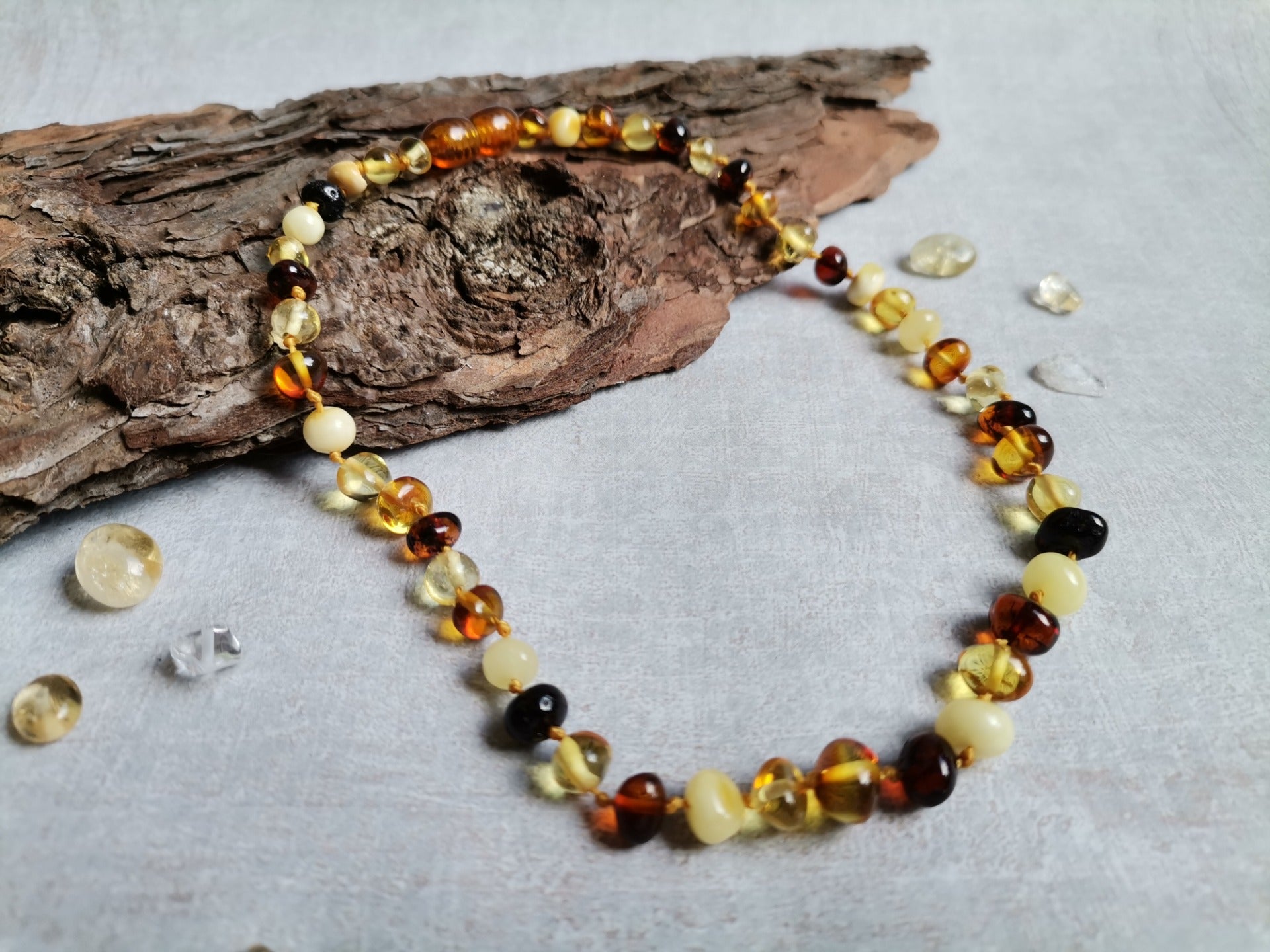 Dětský jantarový náhrdelník