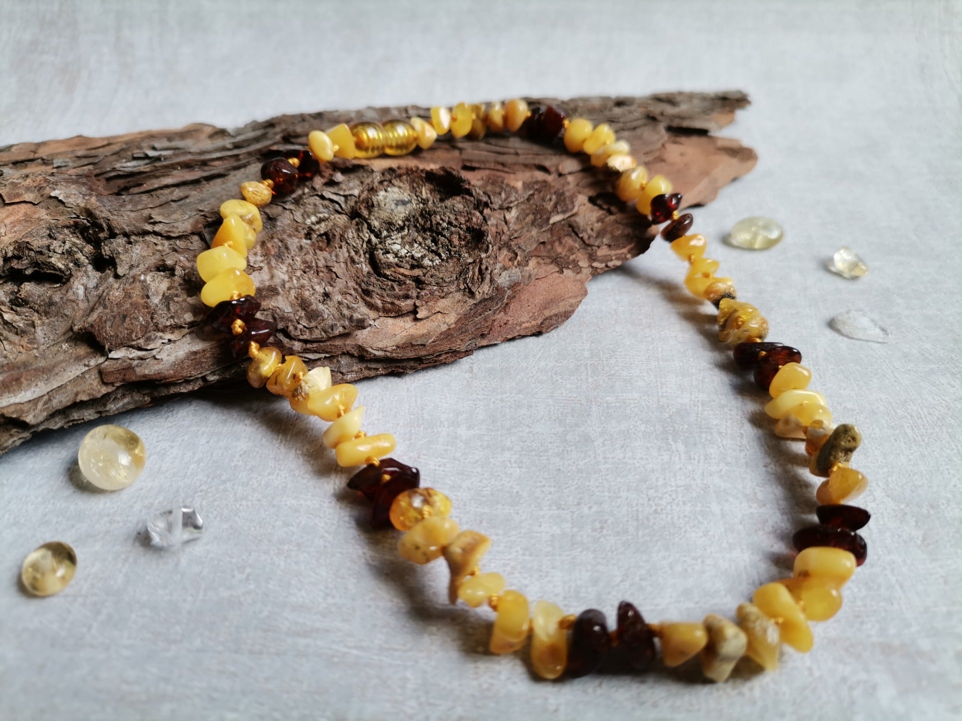 Dětský jantarový náhrdelník světlý