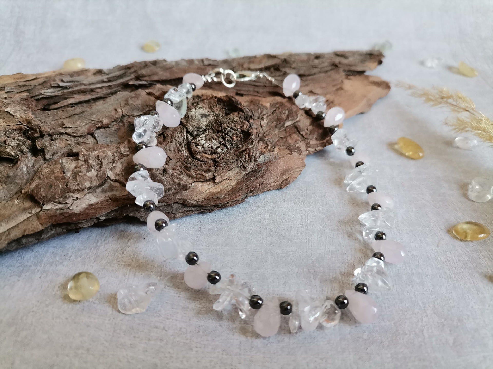 Nákotník růženín, křišťál, hematit