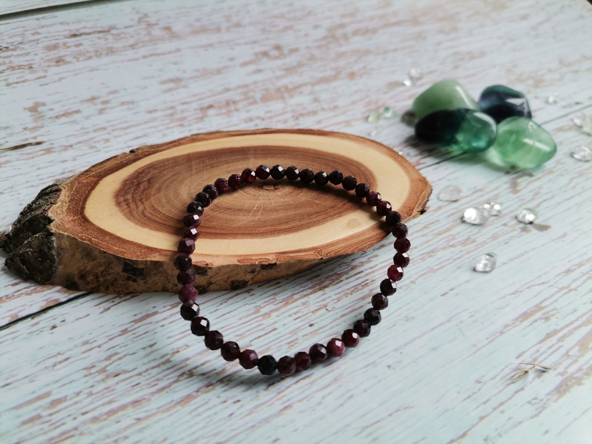 Náramek s fazetovaným granátem Ø 4 mm