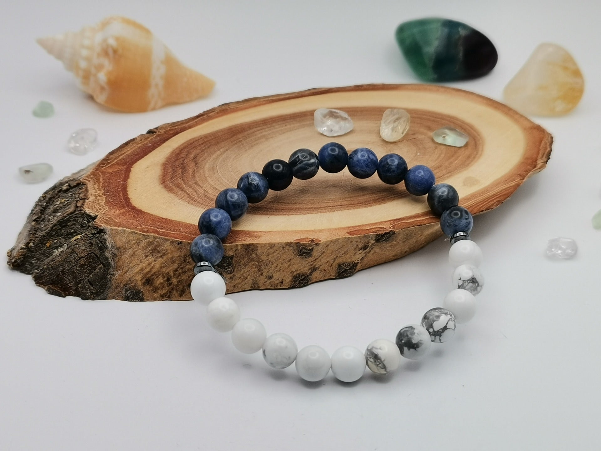 Dětský náramek ze sodalitu a howlitu Ø 6 mm