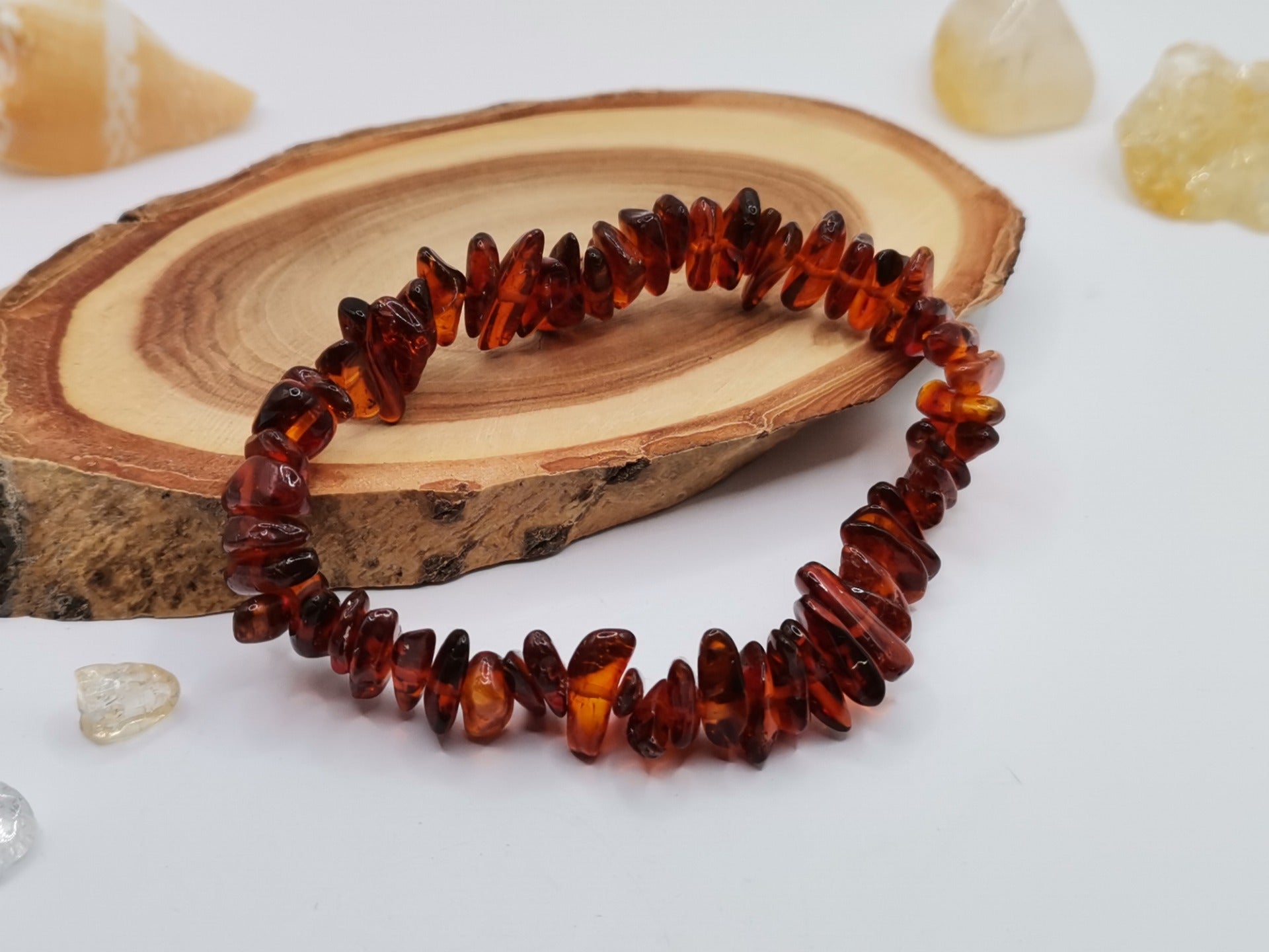 Náramek z tmavého jantaru