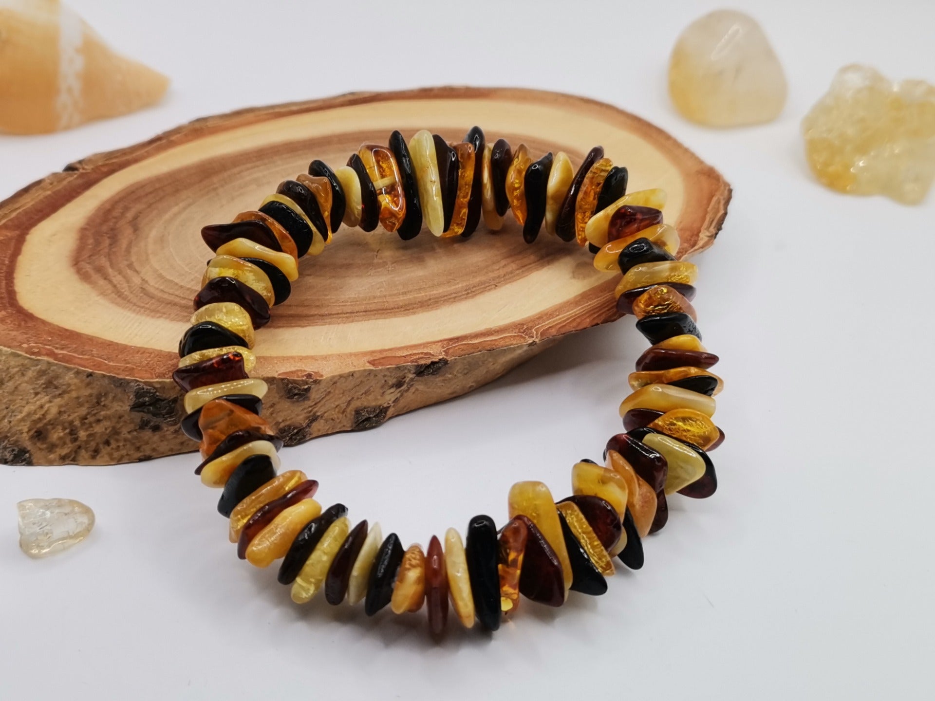 Náramek z tmavého jantaru