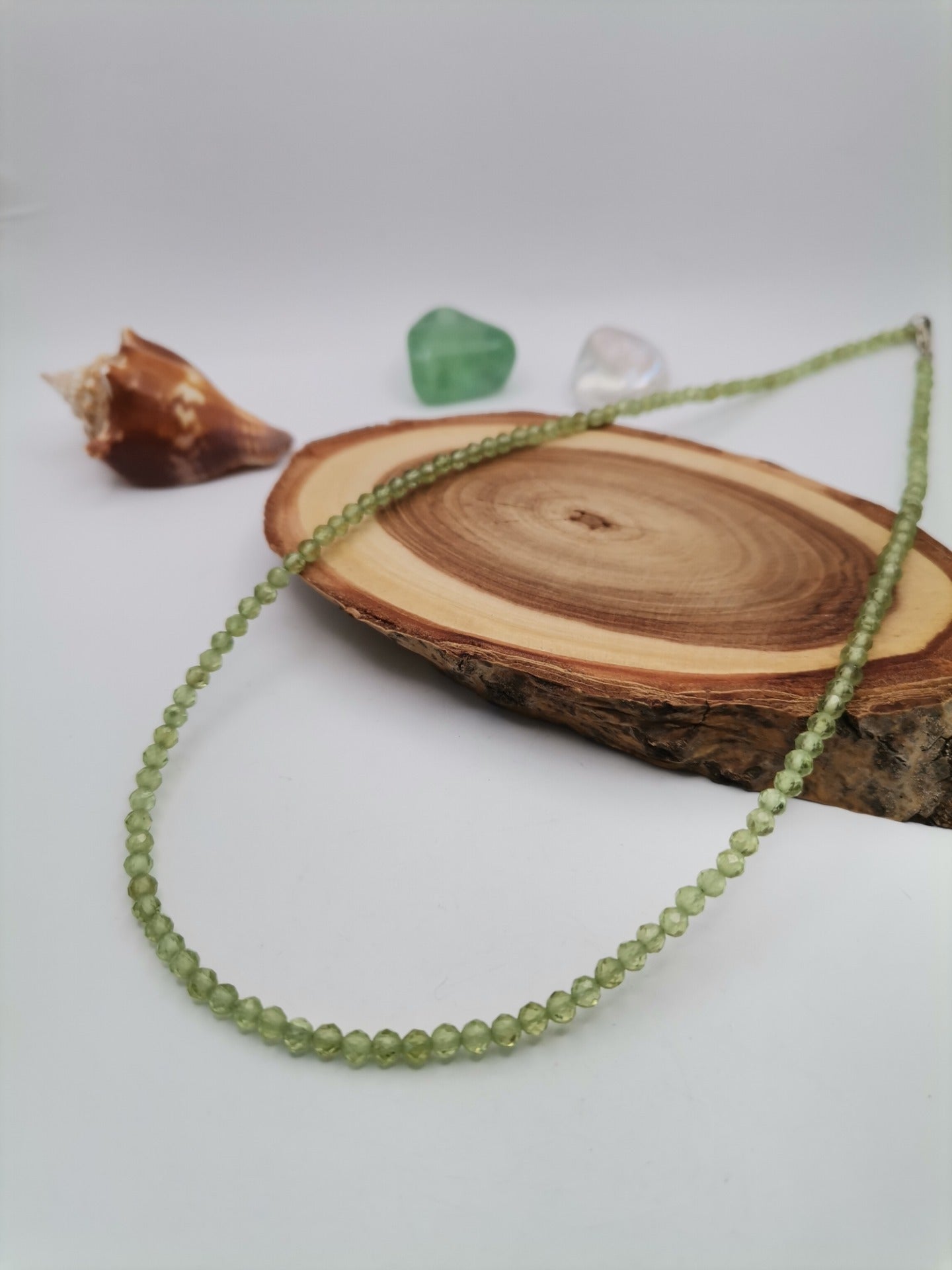 Náhrdelník s fazetovaným peridotem Ø 4 mm