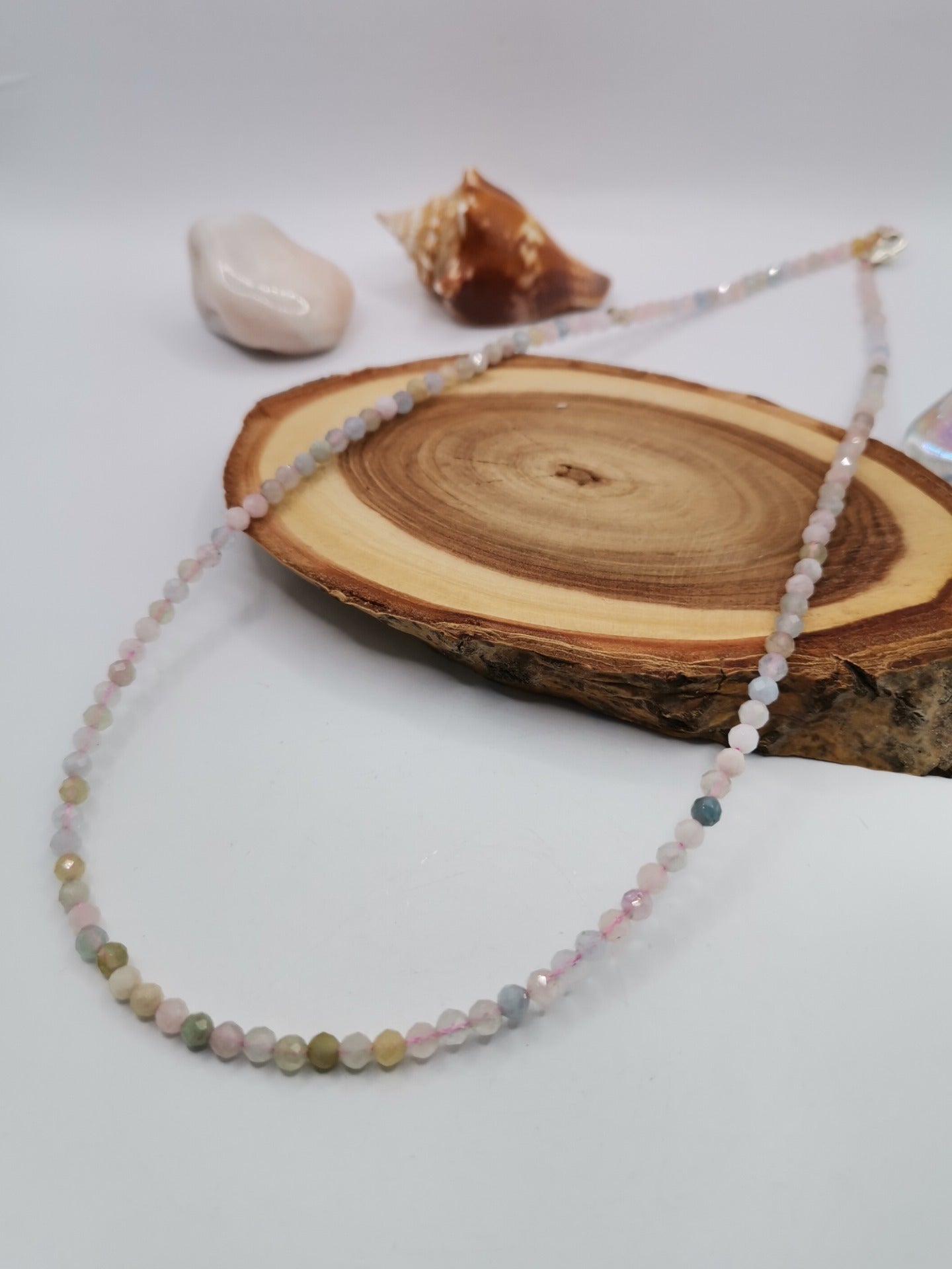 Náhrdelník s fazetovaným morganitem Ø 4 mm