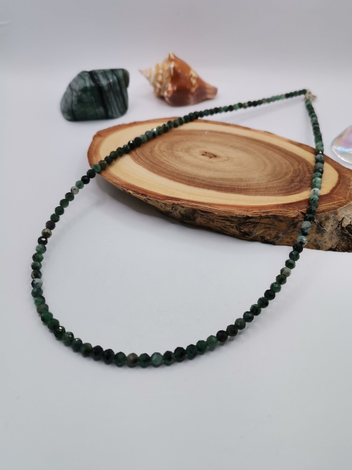 Náhrdelník s fazetovanými smaragdy Ø 4 mm