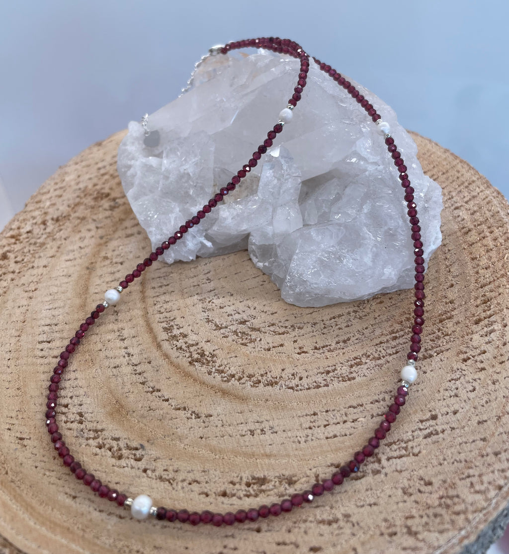 Granát s perlami - 3mm fazetovaný náhrdelník