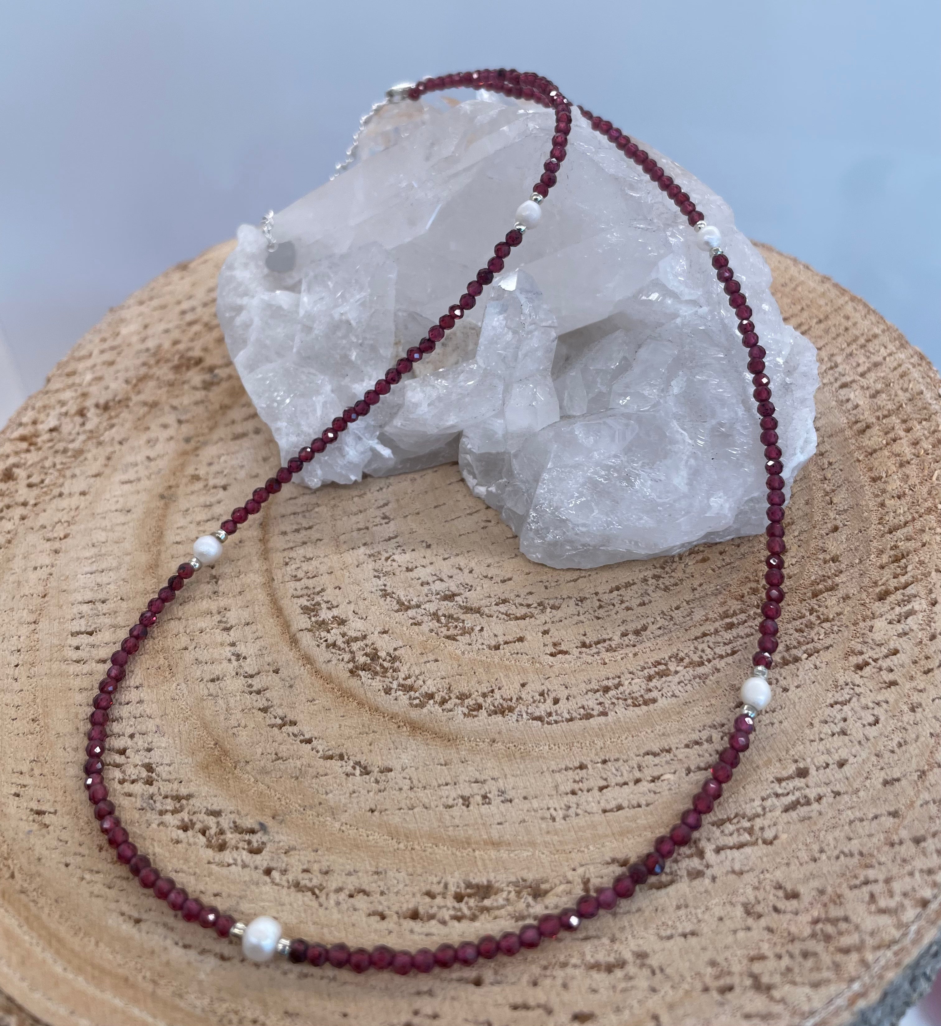 Granát s perlami - 3mm fazetovaný náhrdelník